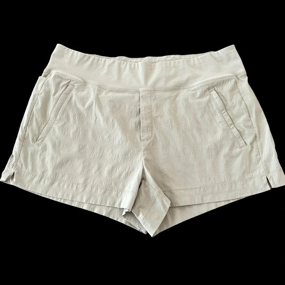 Athleta size 18 Light Tan Trekkie North Shorts Stretch Activewear Zip Pockets - Picture 1 of 4